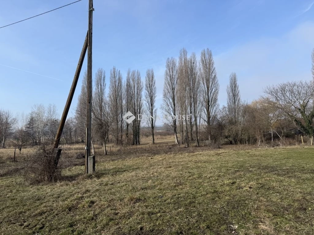 Eladó telek, Örvényes