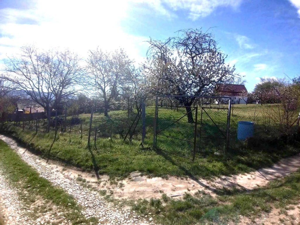 Eladó panorámás telek Tata Látóhegyen, állandó lakhatásra és hobbikertnek is alkalmas