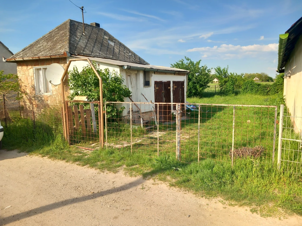 Eladó kertes kis ház Kisbér vasútállomás közelében