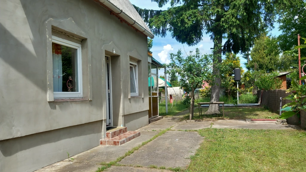Eladó kertes ház Oroszlányon a Bokodi-tó közelében, akár duplatelekkel