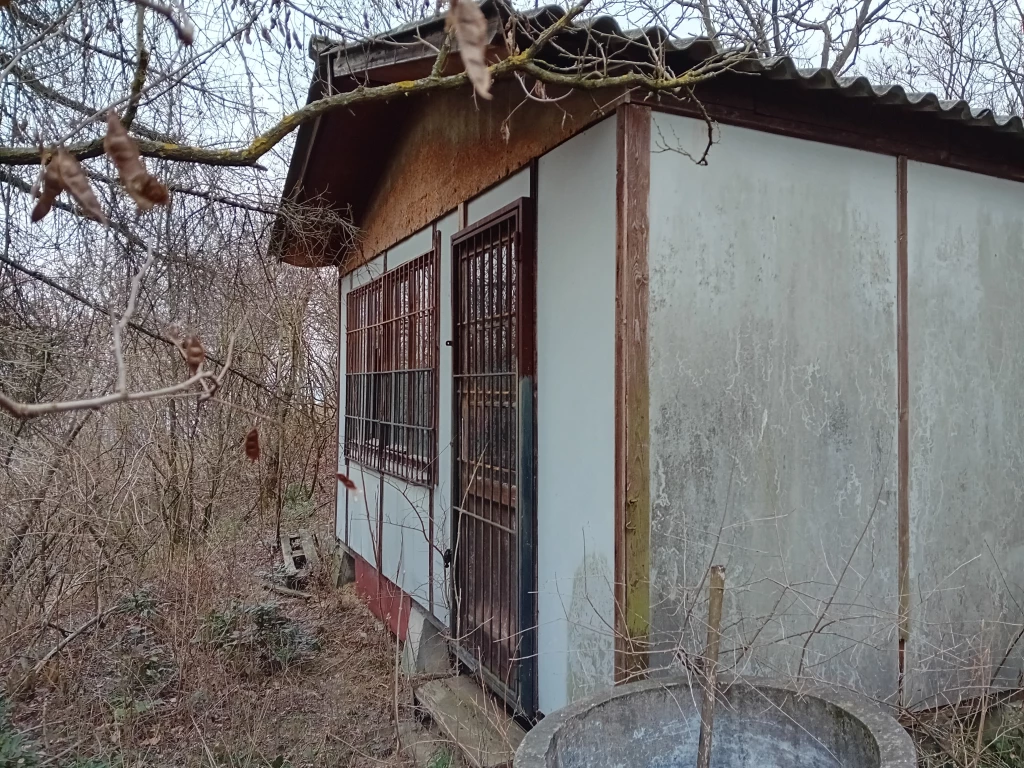 Esztergomban, a Forrás úton egy 2636m2 telek Eladó!