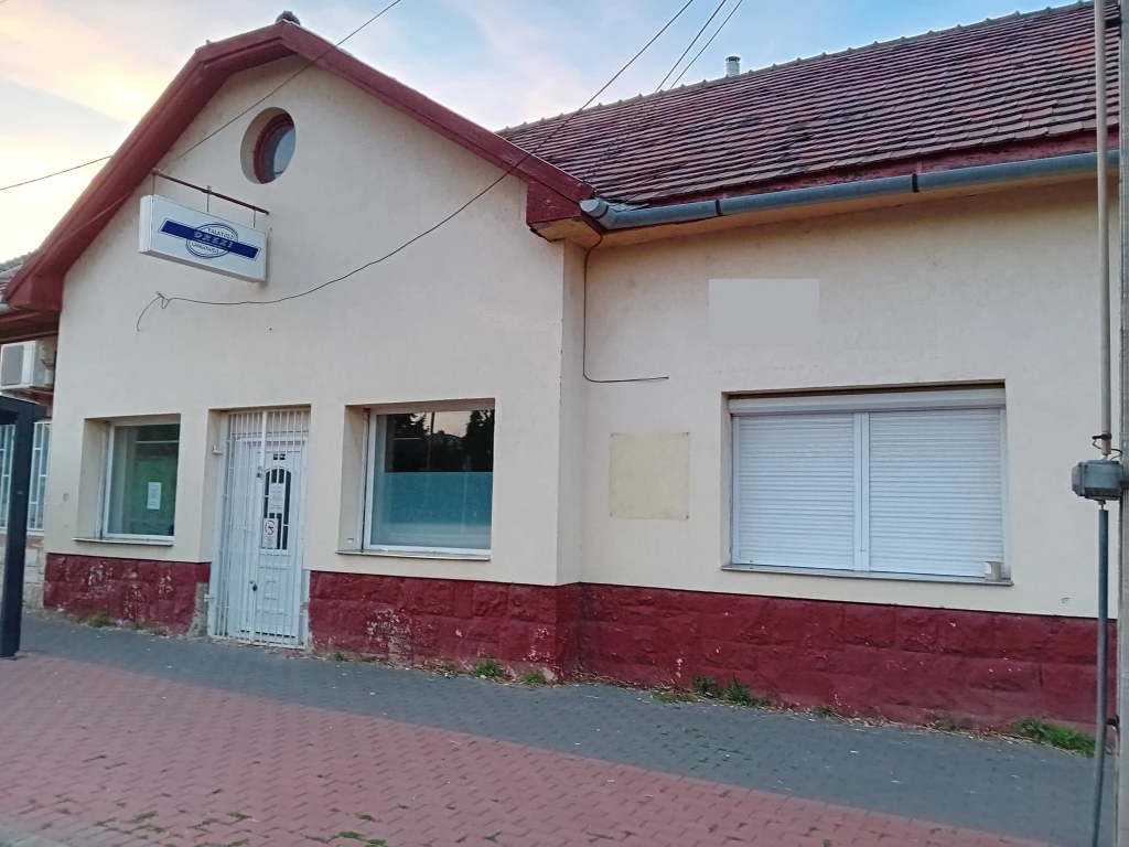 Nyergesújfalun, központi helyen egy tágas üzlethelység Eladó!