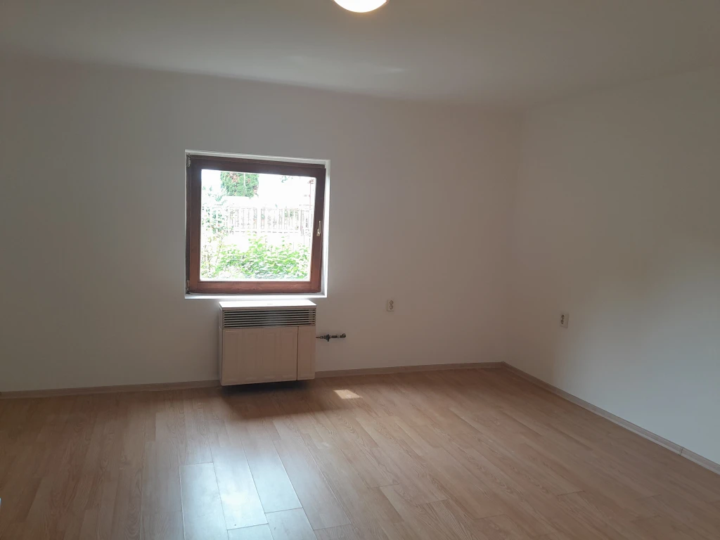 Szákszend fő utcáján kiadó családi ház!