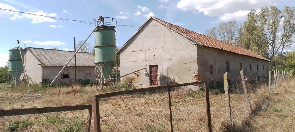 Eladó 5,5 Hektáros Ipari és Mezőgazdasági Terület az M6 és M8 Autópályák Között