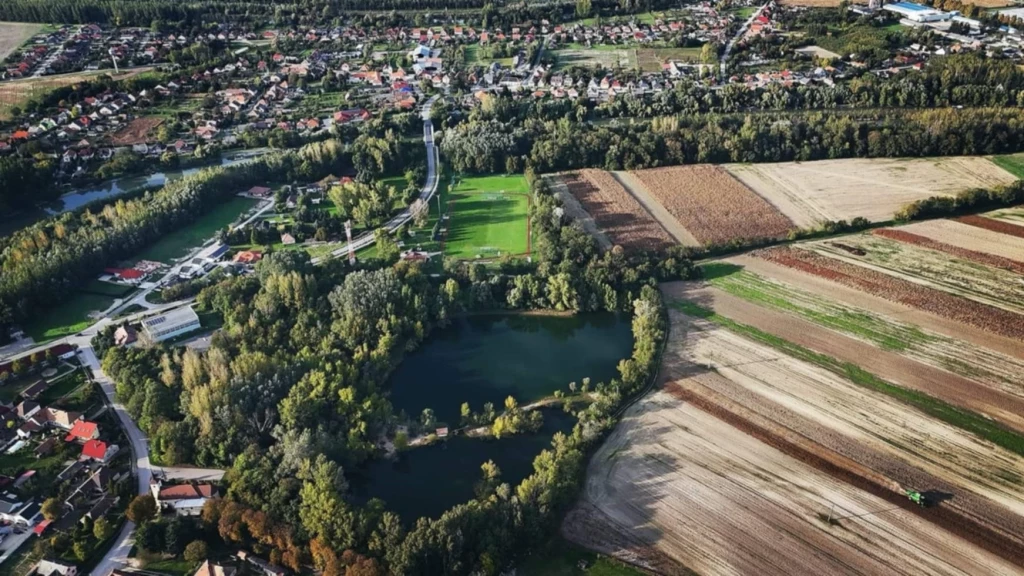 Tóparti telek Kimle központjában