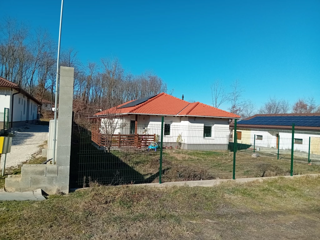 Eladó barátságos, modern otthon Pilisjászfalu csendes, zöldövezeti részén!