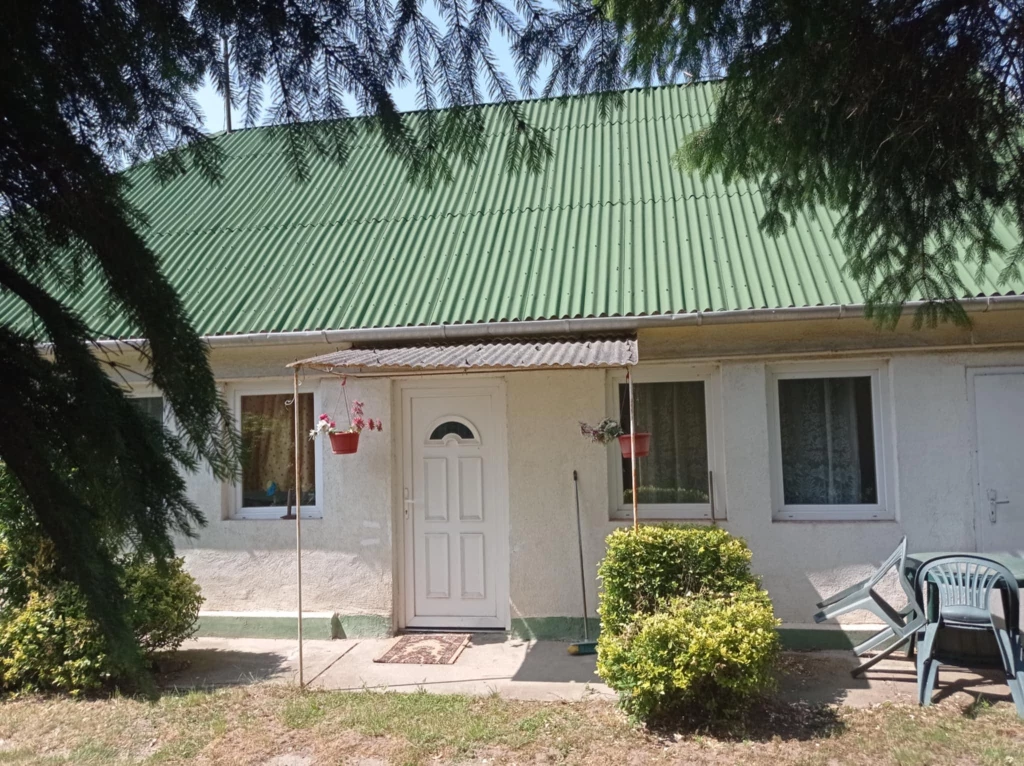 Eladó családi ház Szákszenden – két garázzsal, melléképületekkel!