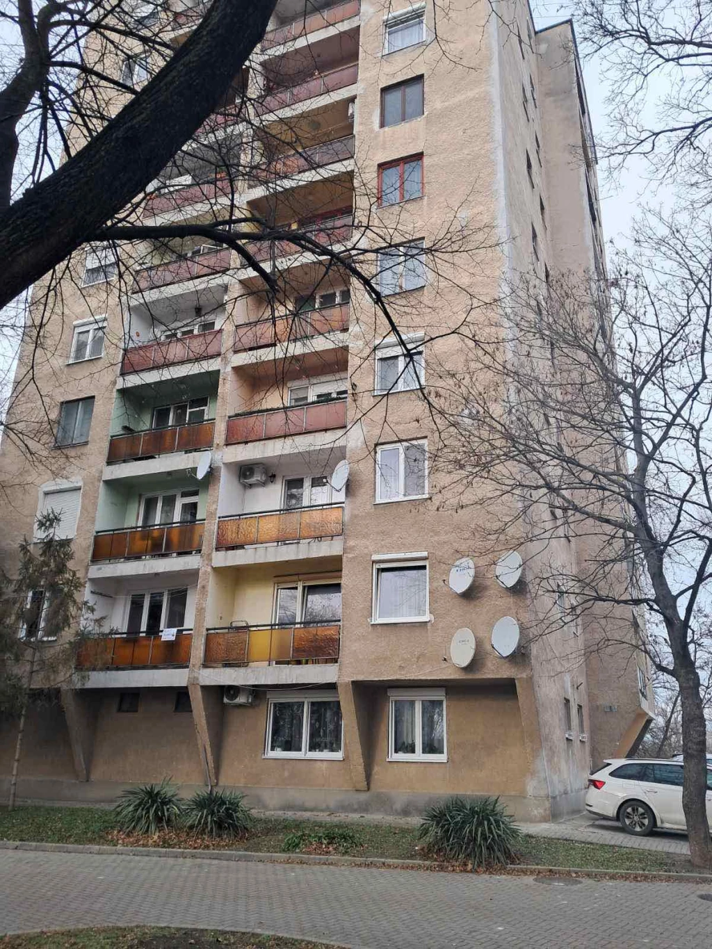 Barátságos, tágas lakás eladó Nyergesújfalu Duna-parti részén!
