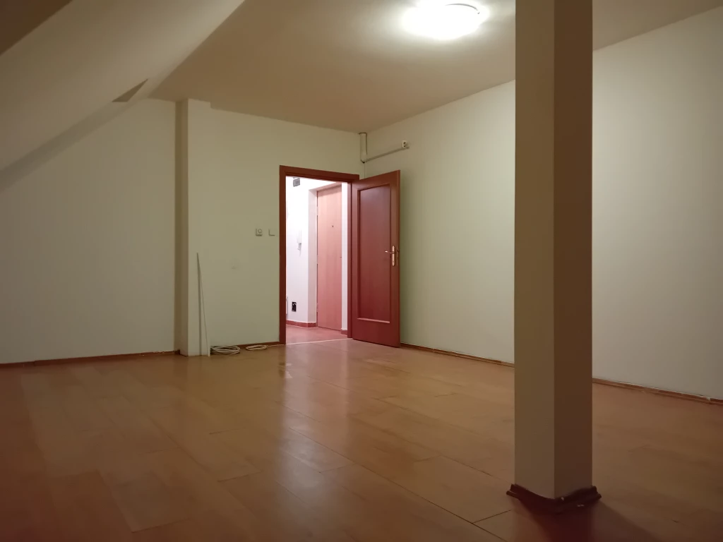 Kiadó tetőtéri lakás Dorogon