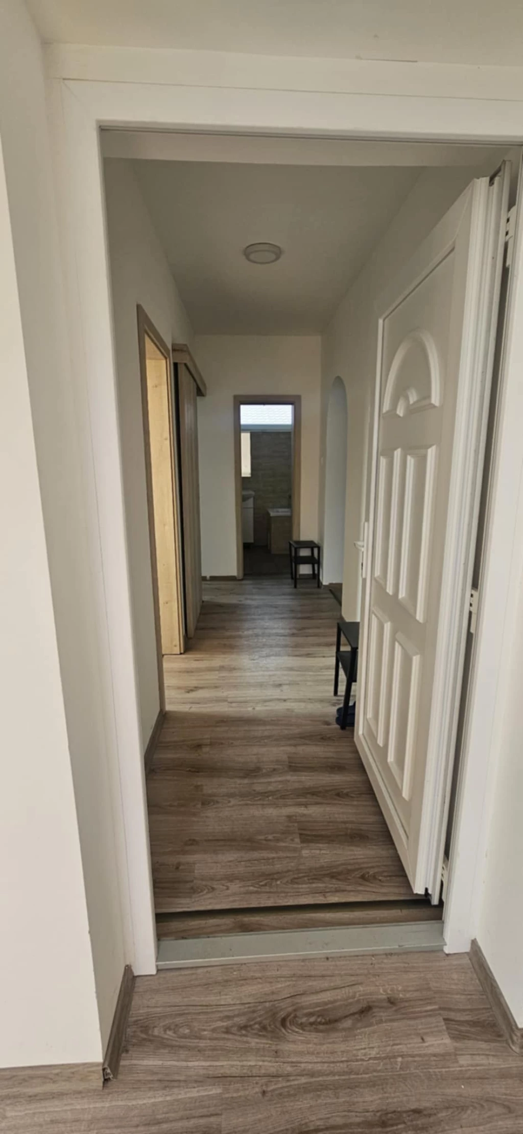 Kiadó felújított házrész kisbéren földszinten: 3 szoba, fürdő, konyha közös kerthasználattal