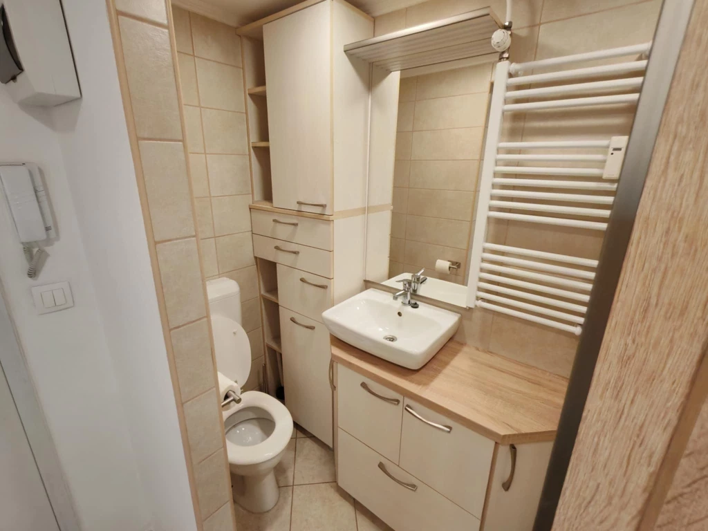 Teljesen felújított, teljes felszereltséggel eladó 1 szobás lakás Tatabánya Dózsakertben!