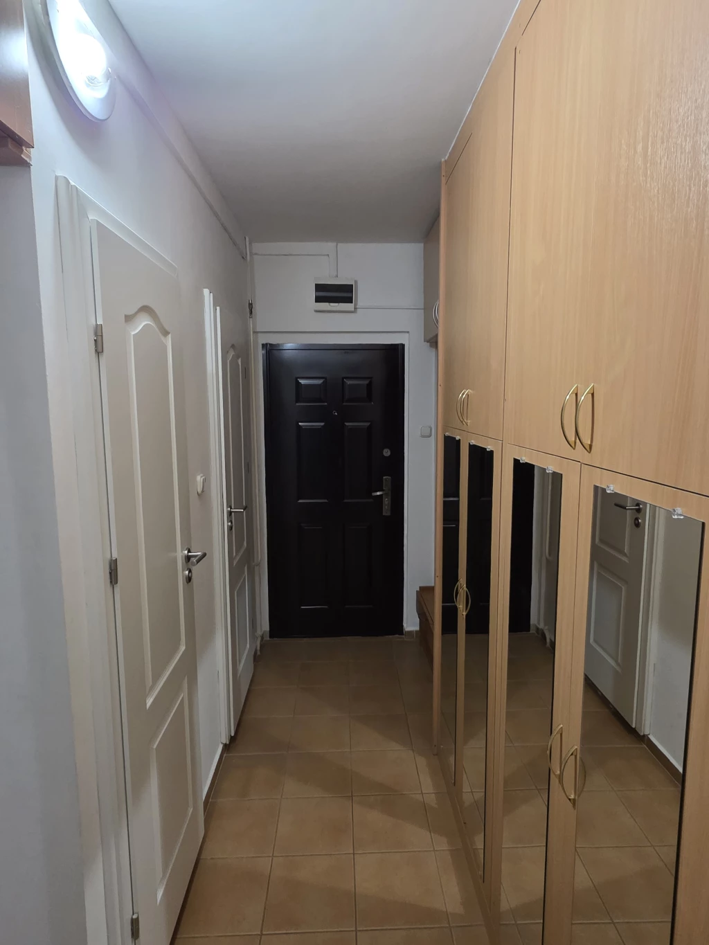 Tatabányán eladó, 53 m²-es, felújított, azonnal költözhető panellakás a bánhidai lakótelepen.