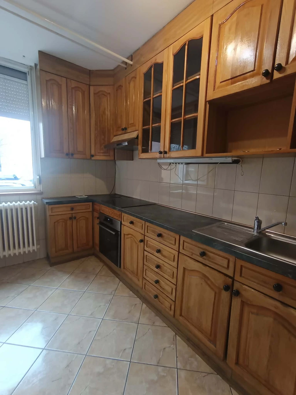 Eladó igényesen felújított, azonnal költözhető lakás Tatabánya szívében