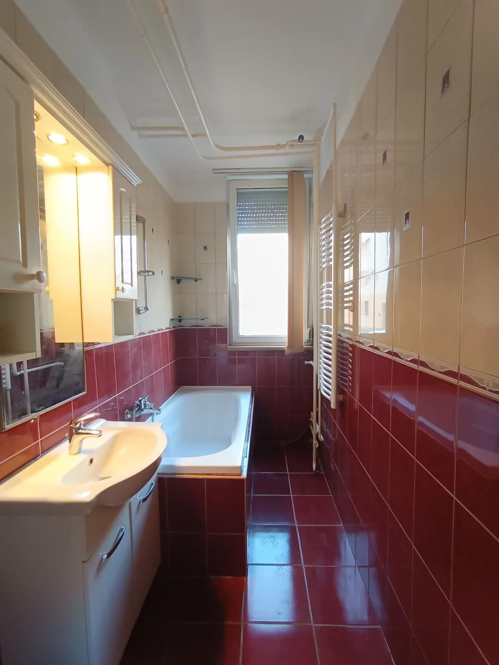 Eladó igényesen felújított, azonnal költözhető lakás Tatabánya szívében