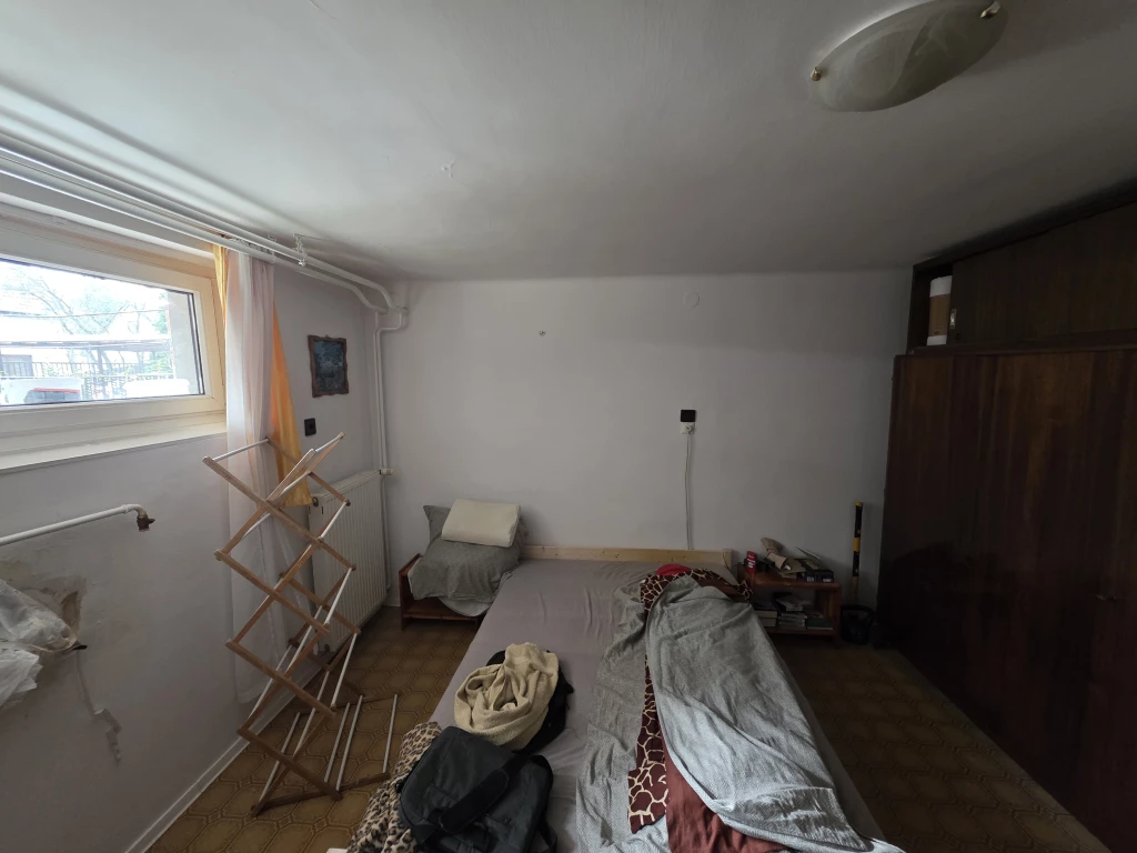 Eladó ikerházfél Sashalmon – stabil szerkezet, szabadon alakítható terek