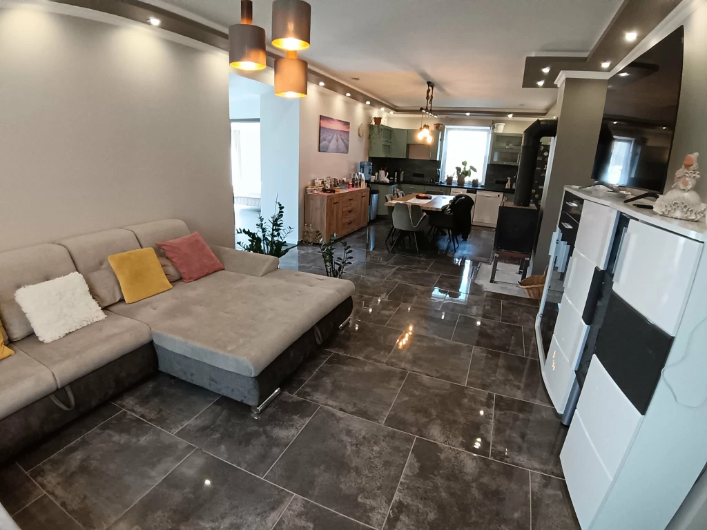 Dad nyugodt, csendes részén eladó egy 120 m²-es, teljes körűen felújított családi ház