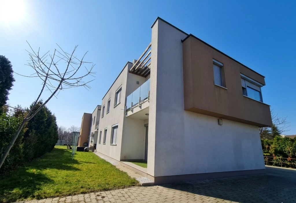 Kiadó felújított, bútorozott lakás Győr-Révfaluban!