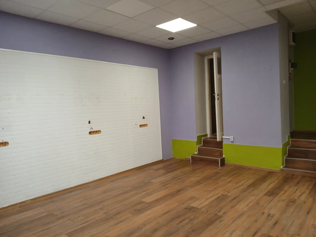 kiadó Móriczhoz közel, Lágymányos központi helyén 50 nm-es üzlethelyiség.