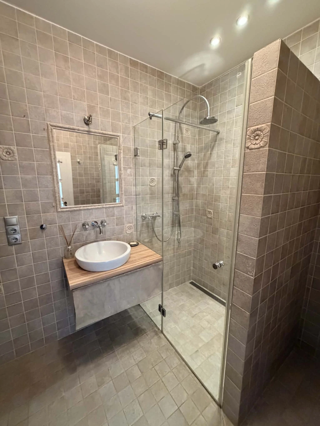 Belvárosi Oázis Bővítési Lehetőséggel – Ritka Ékszerdoboz Esztergomban