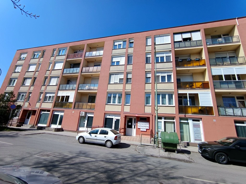 Eladó 2 szobás, erkélyes lakás Oroszlány kedvelt részén – Kertalja utca