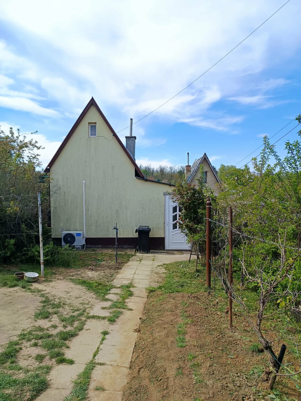 Eladó egy igazán különleges lehetőség Oroszlány határában, a Német-dűlő elején