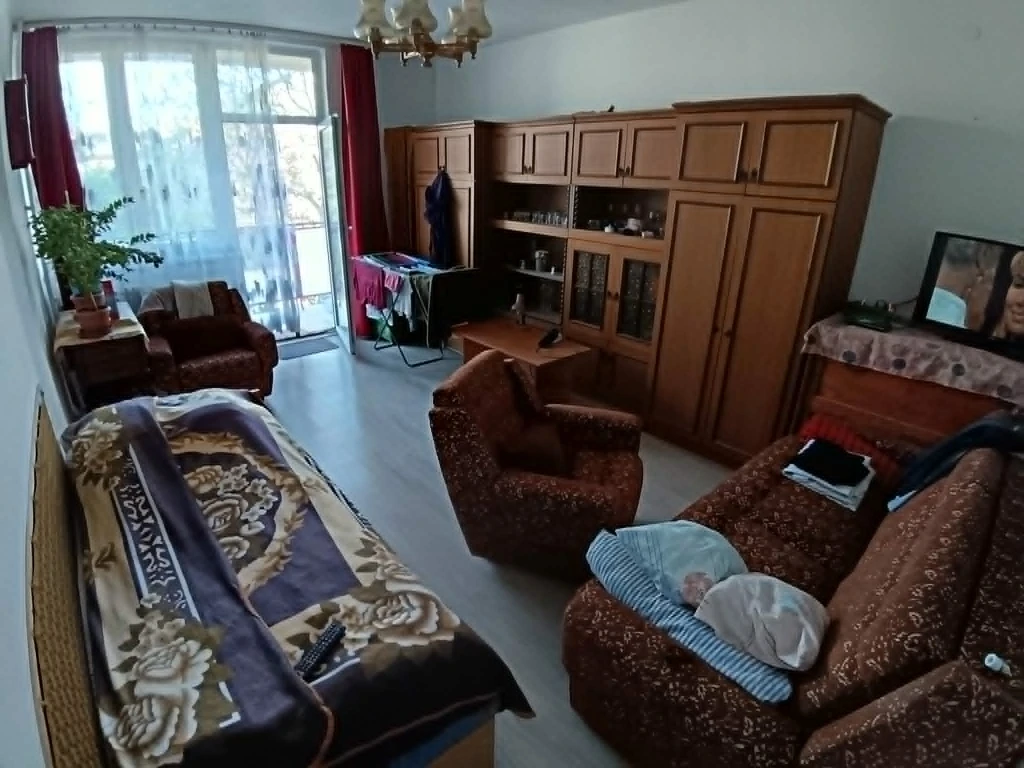 Oroszlányon, a Rákóczi úton eladó egy 40 m²-es, 2. emeleti, 1 szobás, erkélyes lakás.