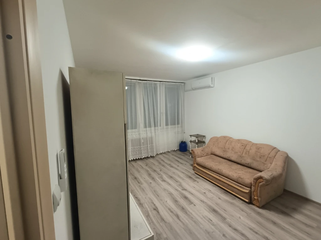 Tatabánya Réti útján eladó egy kiváló állapotú, 3. emeleti, 2 külön nyíló szobás, erkélyes lakás.