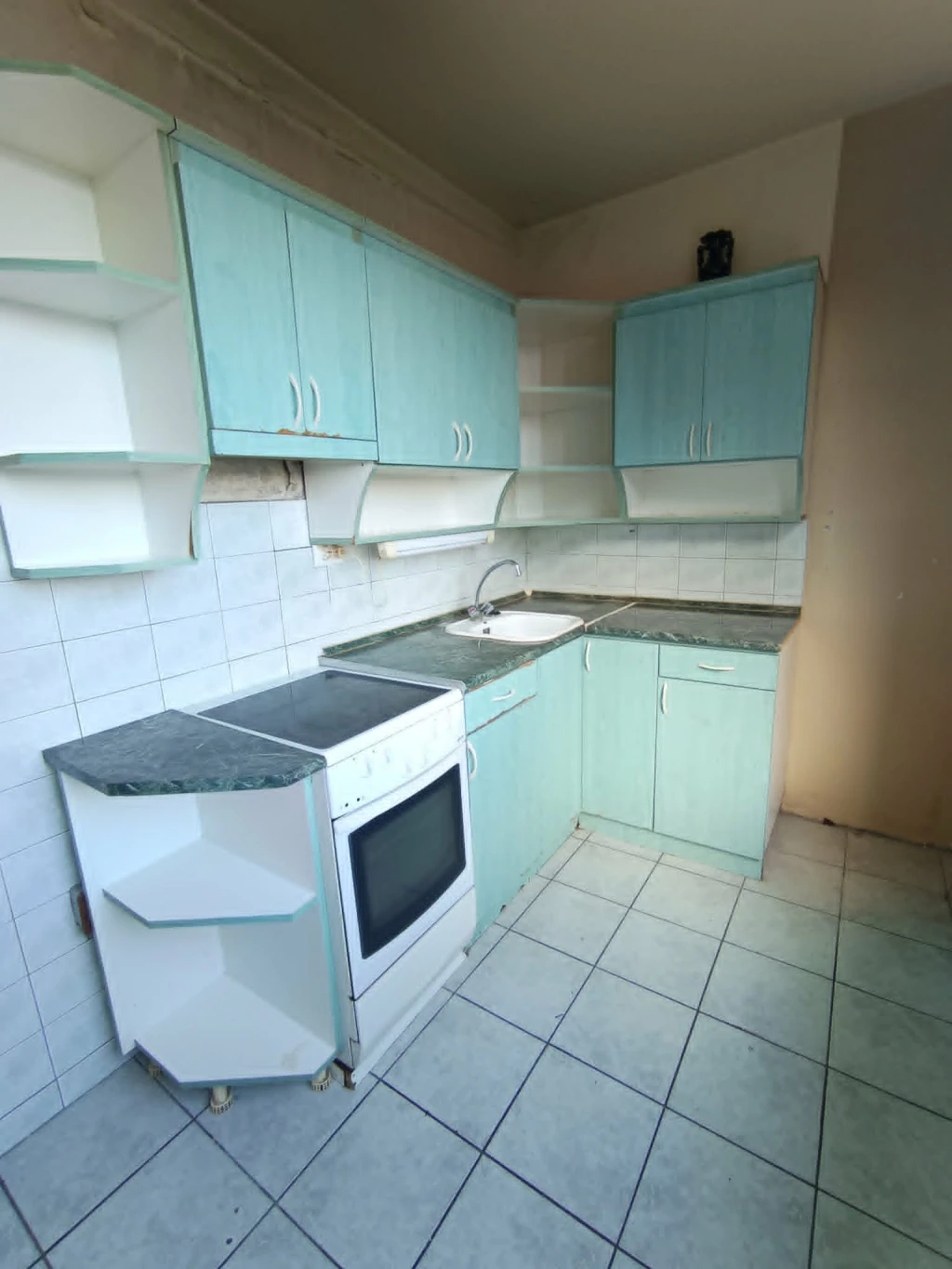 Tatabányán, a Gál István lakótelepen eladó egy 55 m²-es, erkélyes, 1+2 fél szobás panel lakás.