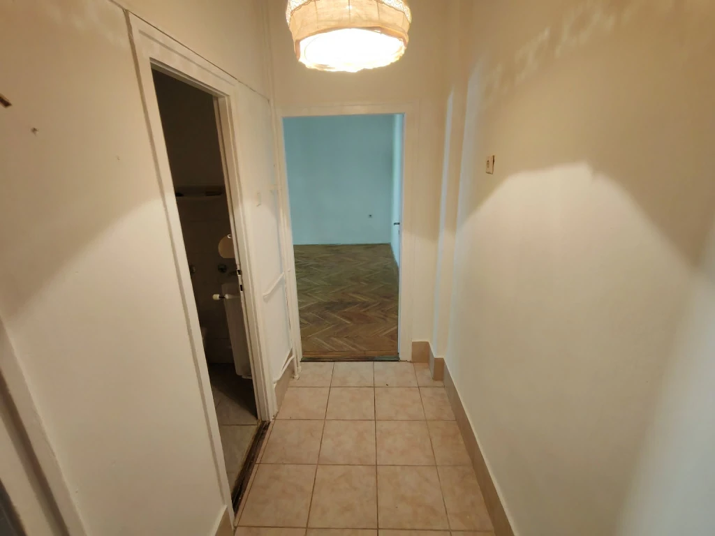 Tatabányán a Győri út környékén eladó egy 37 m²-es, 1,5 szobás, első emeleti lakás.
