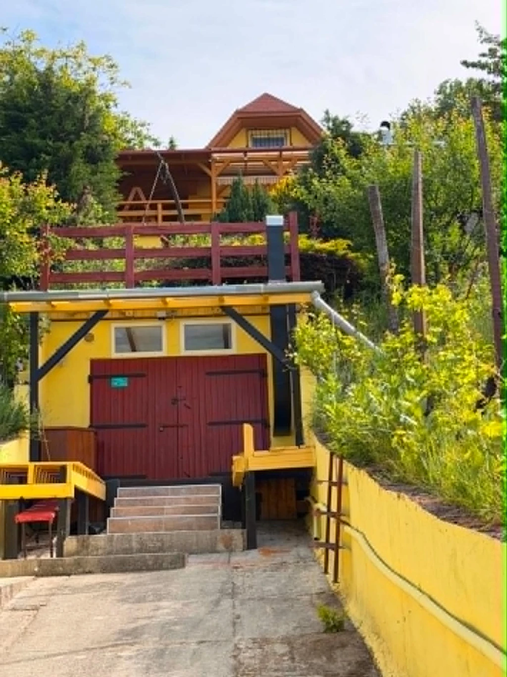 Egy ritka kincs a Turul-oldalban: Gondosan ápolt, panorámás borászbirtok eladó!