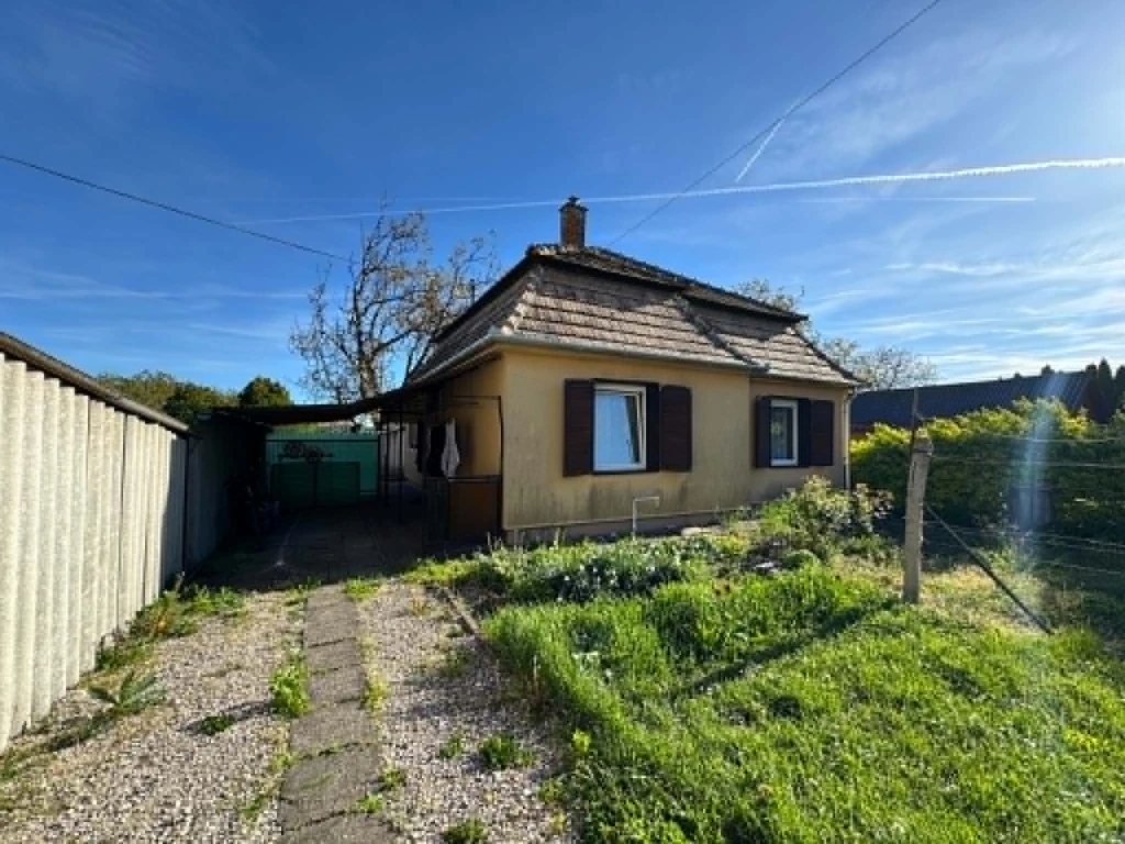 Komárom-Szőny csendes részén eladó egy 65 m²-es családi ház, 1092 m²-es telekkel.