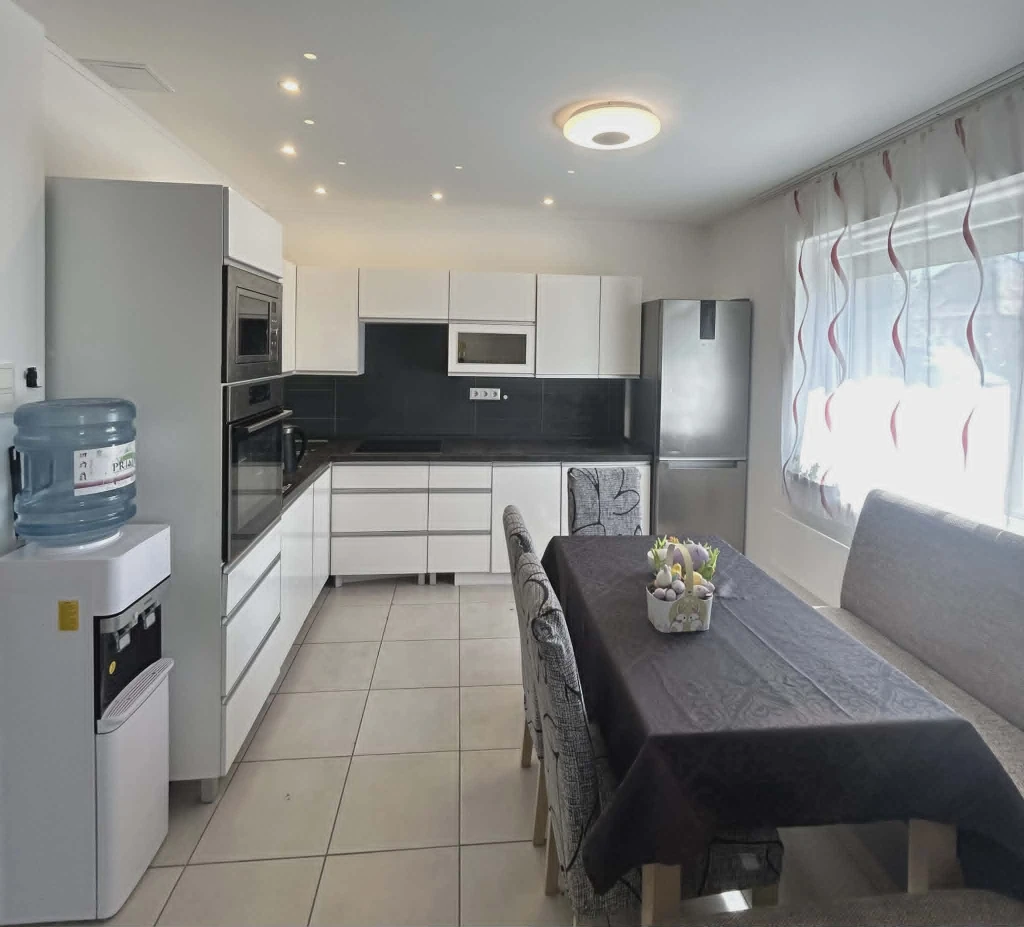 Oroszlány-Borbálán eladó egy 107 m²-es, téglaépítésű családi ház, 877 m²-es, telekkel