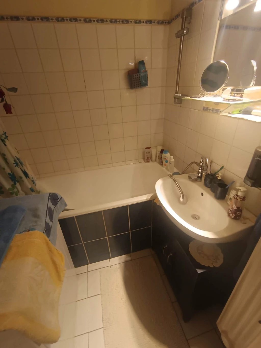 ELADÓ 37 M²-ES, NAGY ERKÉLYES LAKÁS BAJON