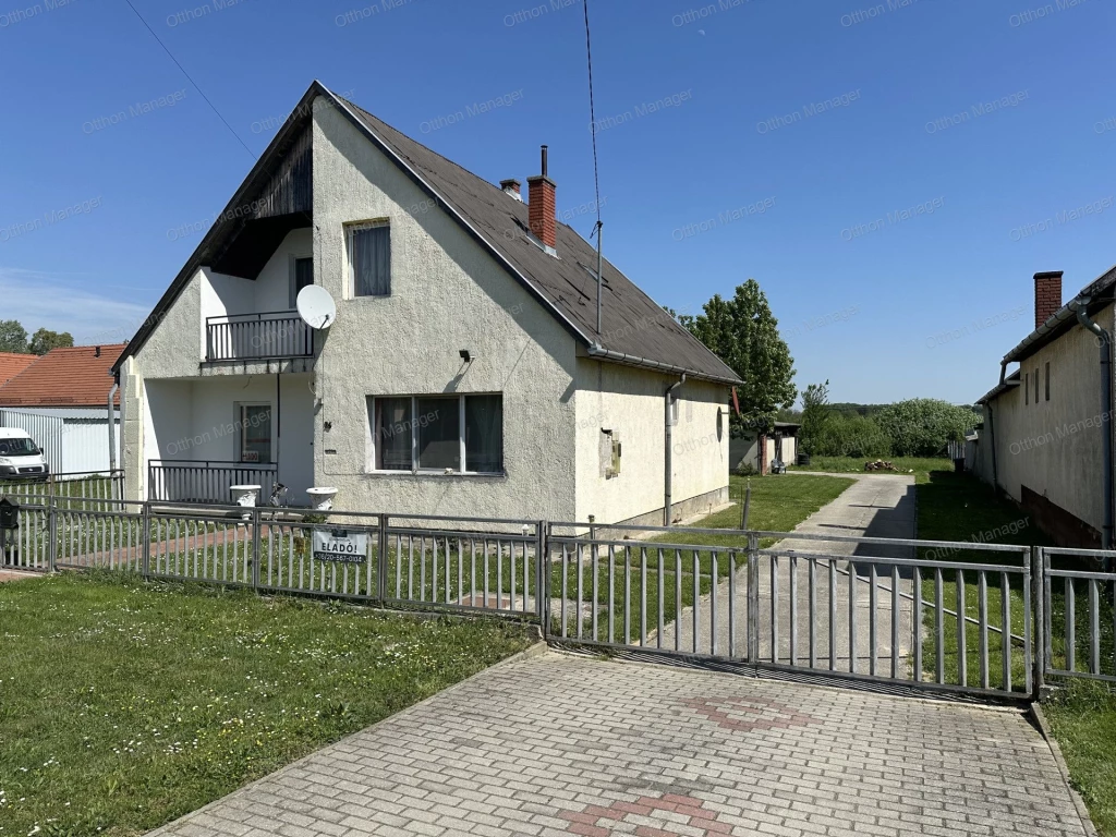Eladó Böhönyén egy két szintes családi ház.