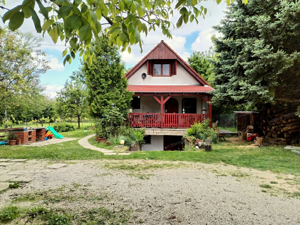 Balatonberényben eladó egy zárkerti három szintes ház!