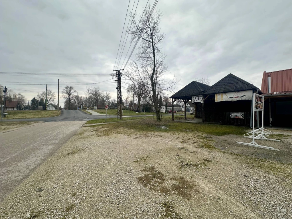 Eladó üzlet, Balatonmáriafürdő