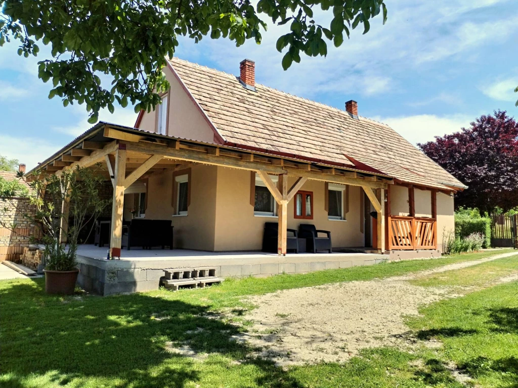 Eladó családi ház, Hollád