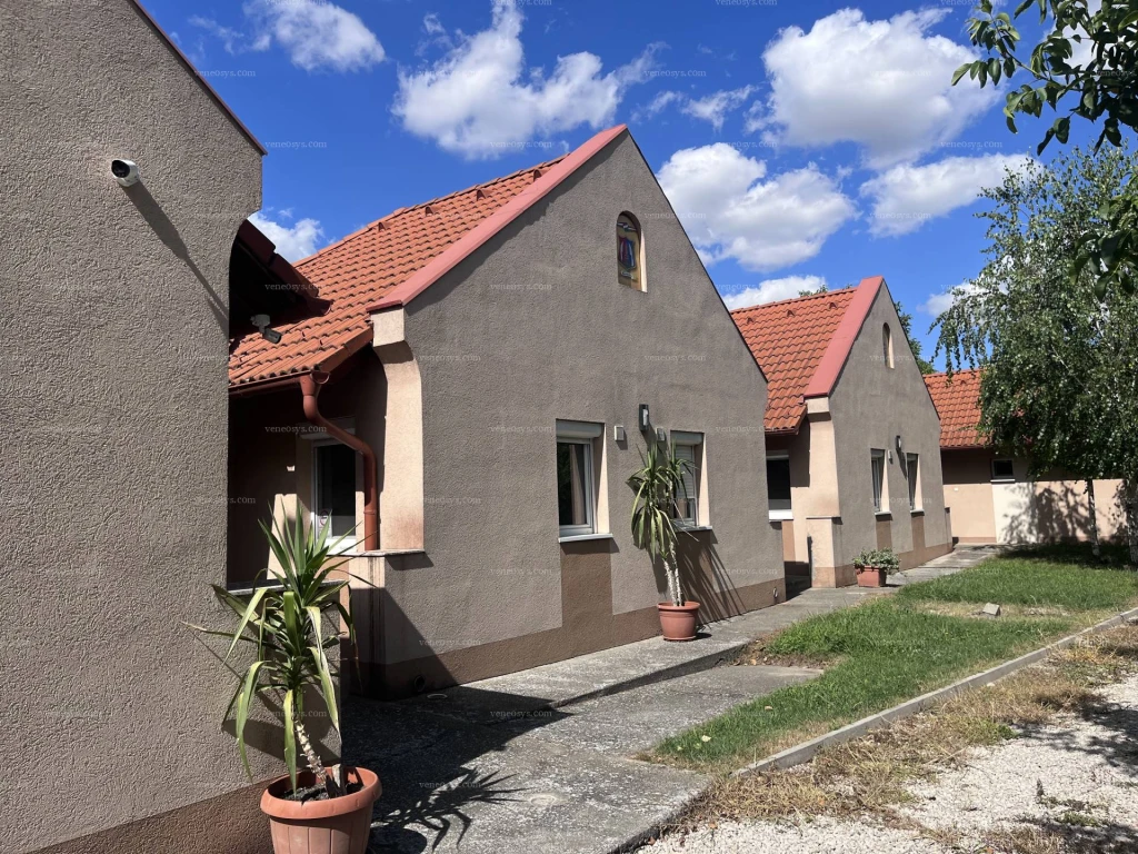 Eladó Bácsbokodon egy 6 lakásos vendégház.