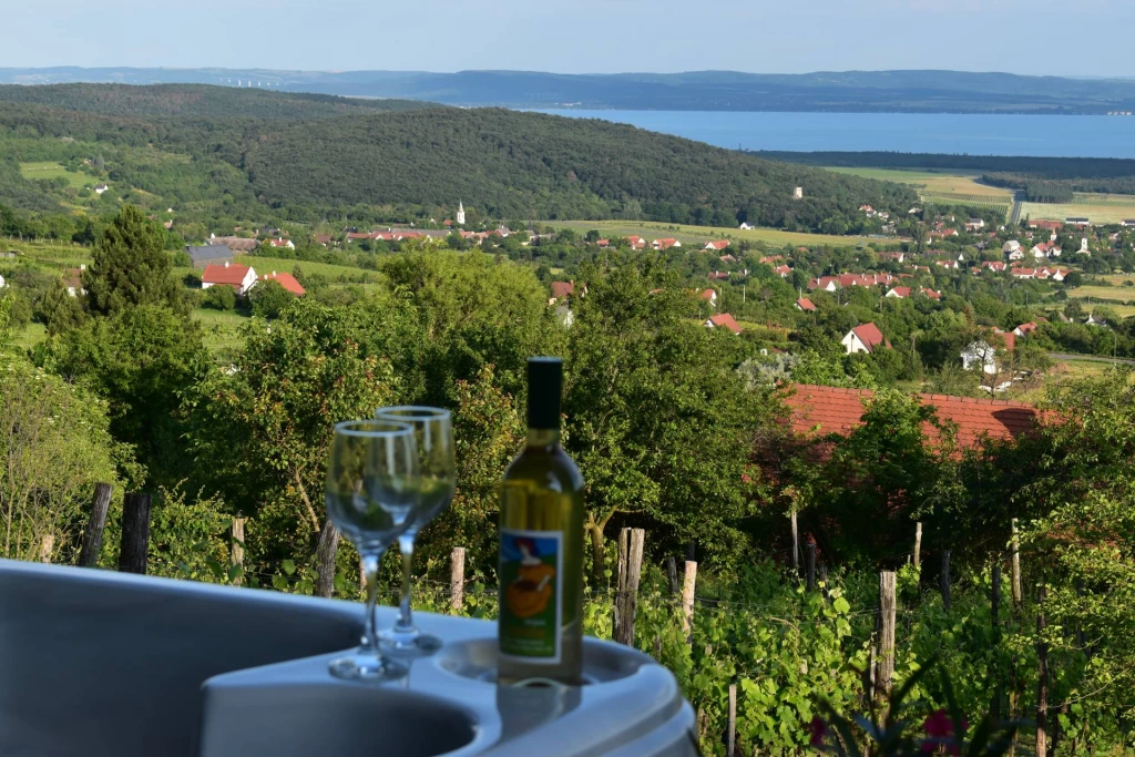 Működő vendégház Mencshelyen, csodás panorámával a Balatonra