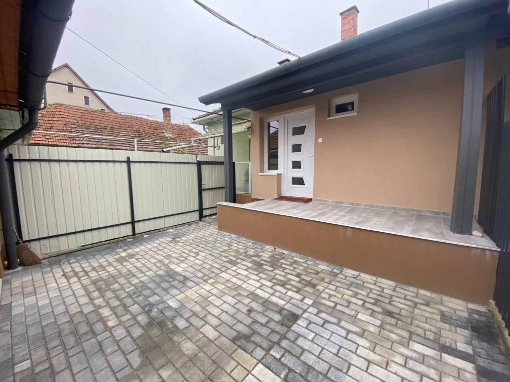 Két garzon egy helyen, Gyulán a Piac közelében, tóra néző kilátással