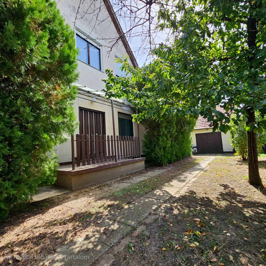 Gyula Várfürdőjétől és belvárosától pár perc sétára, egy csendes utcában fekvő, összkomfortos, tetőteres, családi ház eladó.