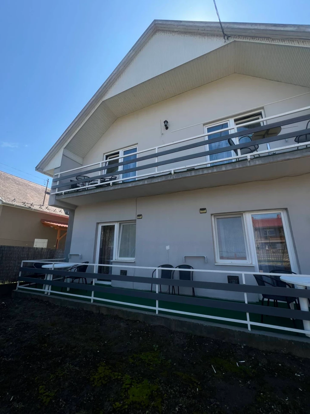 ELADÓ BEFEKTETÉSI LEHETŐSÉG A BALATON PARTJÁN – BEVEZETETT SZÁLLÁSHELY BALATONLELLÉN