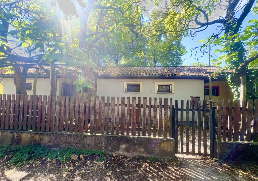 Gyomaendrődön, a Liget Fürdő és a kemping közvetlen szomszédságában kínálunk megvételre egy kiváló adottságú ingatlant.