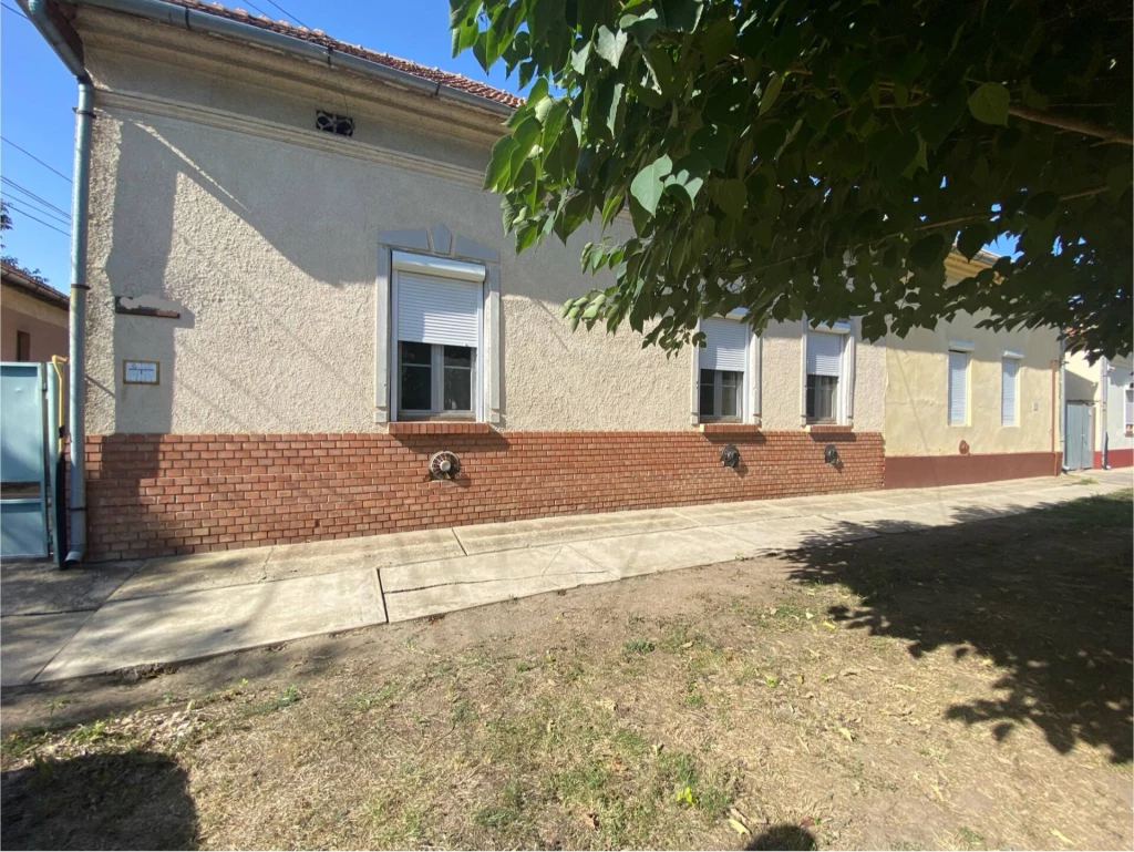 Mezőkovácsháza Központjában eladó házrész saját udvarral