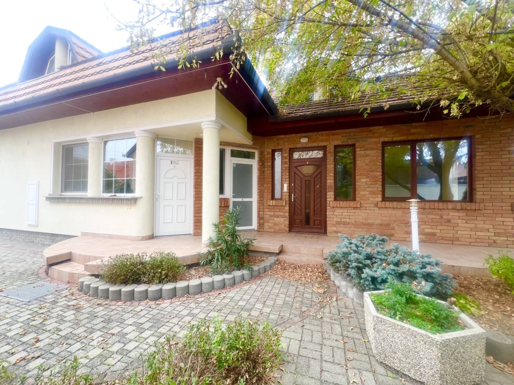 “Gyulán befektetni élmény – családiház , apartmanház várja új tulajdonosát!”