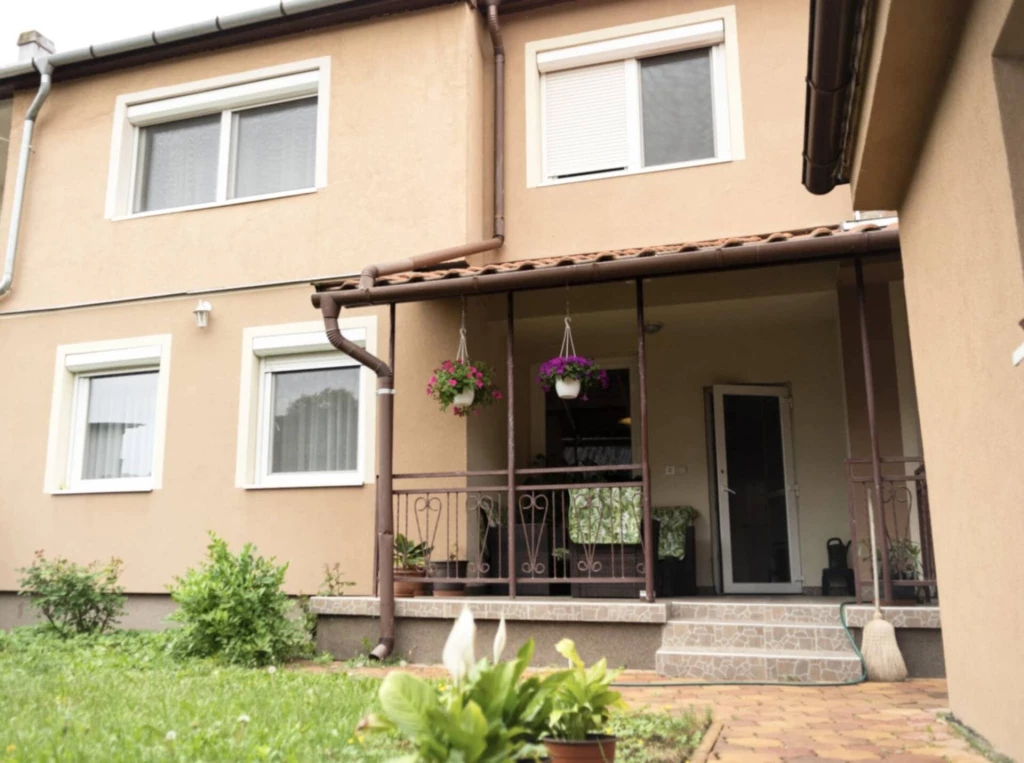 Teljesen felújított, két szintes családi ház Békéscsaba belvárosában – költözésre készen!