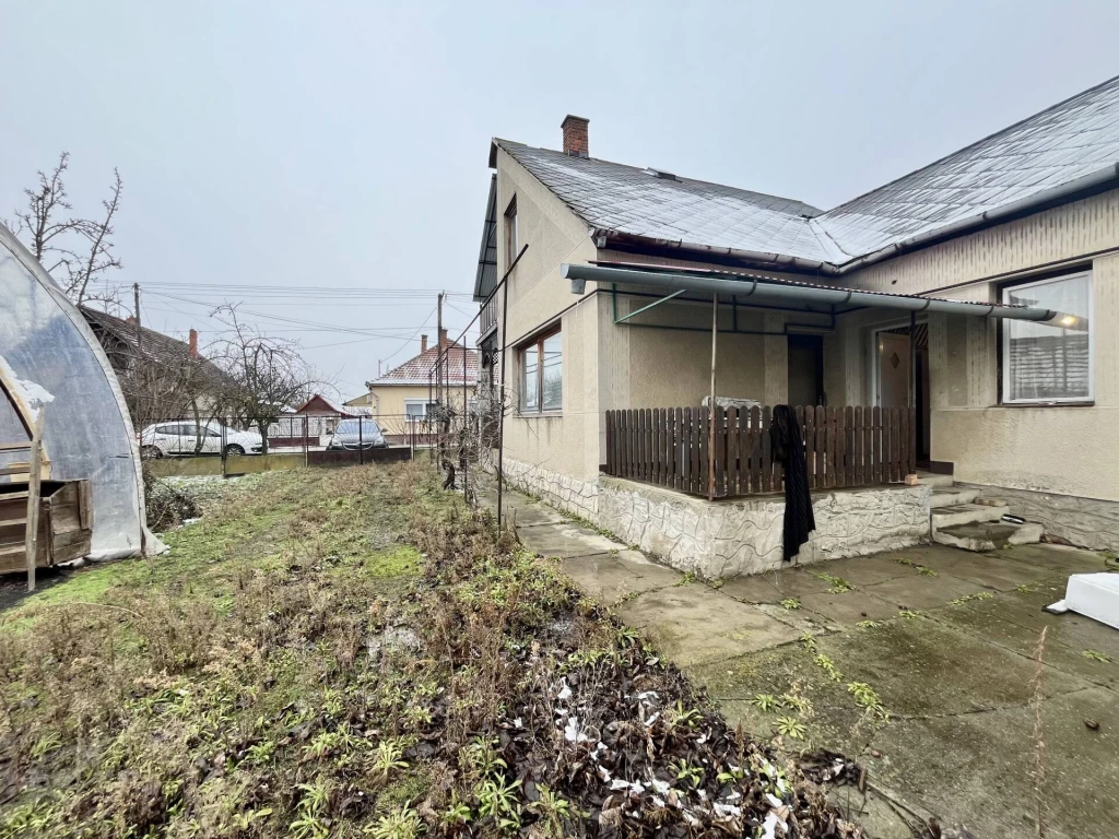 Tágas családi ház Nagybánhegyesen