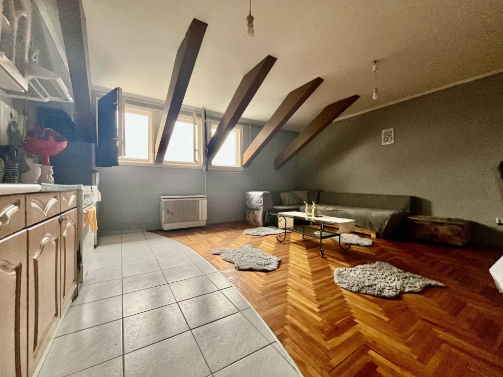 Fiatalos tetőtéri lakás Békéscsaba belvárosában