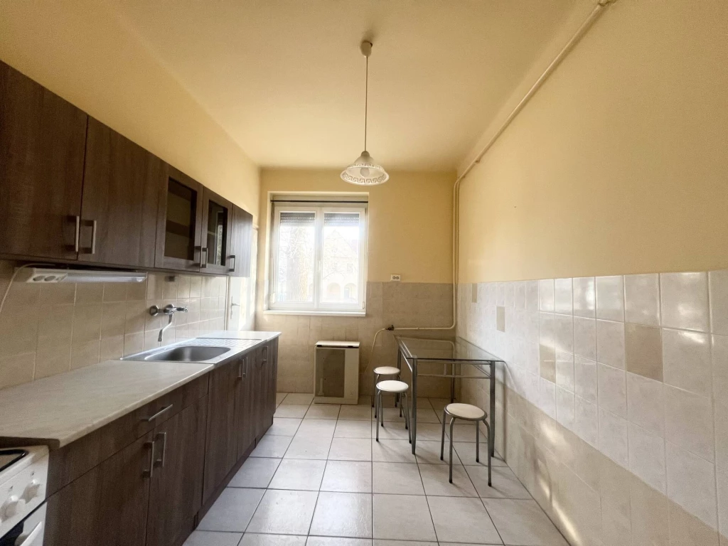 Központi garzon Orosházán – azonnal költözhető, kiváló befektetés!
