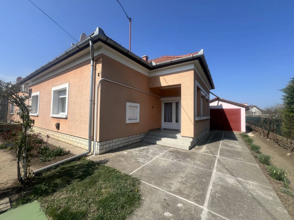 Csendes utcában, azonnal költözhető otthon Orosházán – kerttel, garázzsal, jó elhelyezkedéssel!